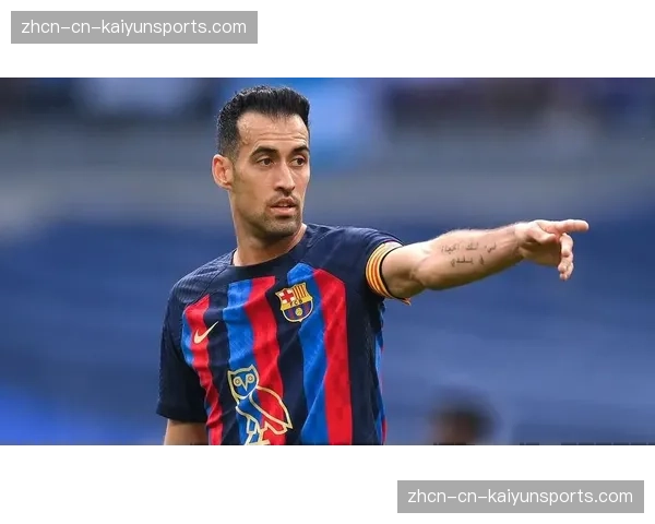 特写:老将布斯克茨重回诺坎普观战,获球迷热烈欢迎